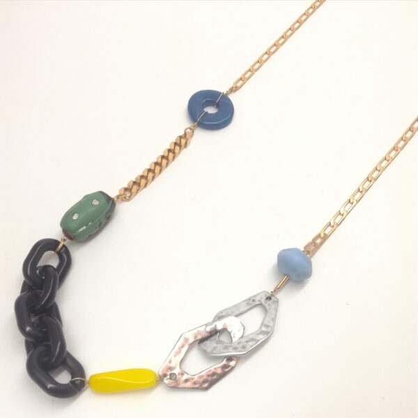 Collier long avec différentes chaînes et avec des perles aux matières et formes diverses.