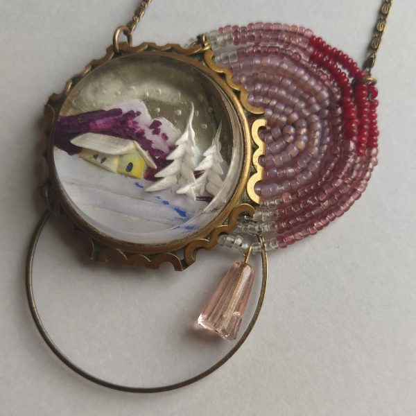 Collier long composé d'une broche  d'un pétale de perles de verre des années 1920 et d'un pompon de verre antique des années 1920 également..