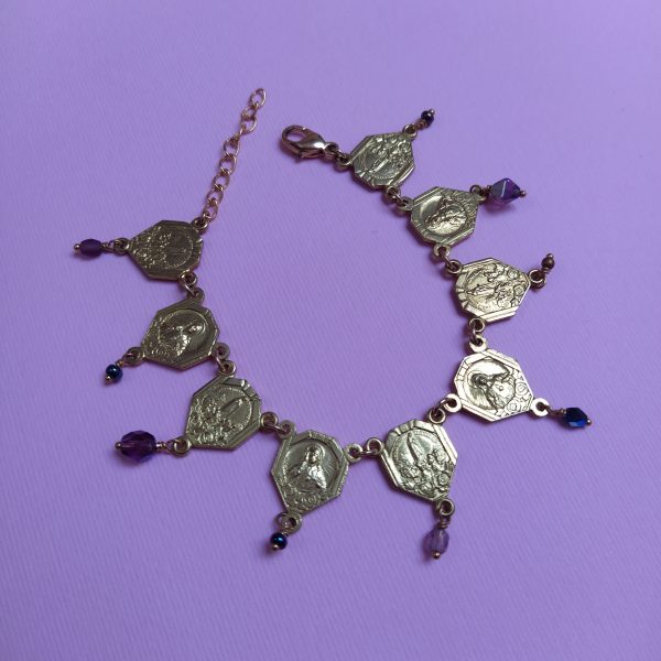 Bracelet composé d'anciens coeurs de chapelets et de perles de verre dans un camaïeu de violet.