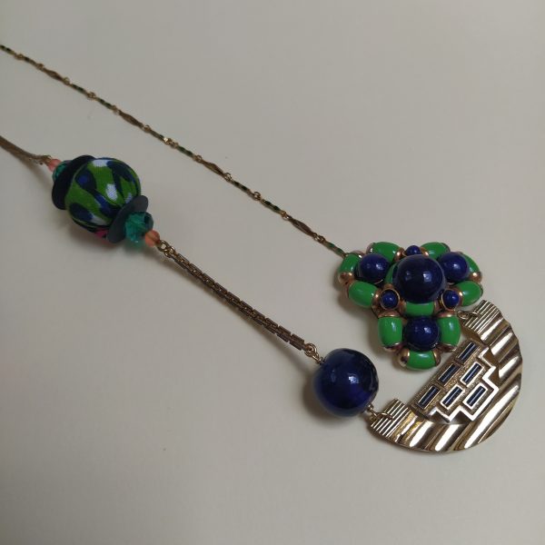 Collier composé de chaînes fantaisie  de 2 anciens clips d'oreille  d'une grosse perle de verre bleue des années 30 et d'une composition textile ponctionnée sur un collier olutôt récent.
