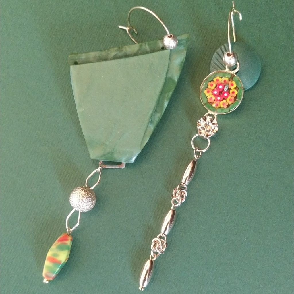Créoles asymétriques de 20mm de diamètre en laiton doré à l'or fin composées de boutons vintage  boucle de ceinture en bakélite  micro-mosaïque et de petits trésors chinés dans les tons de vert  jaune et orange.
