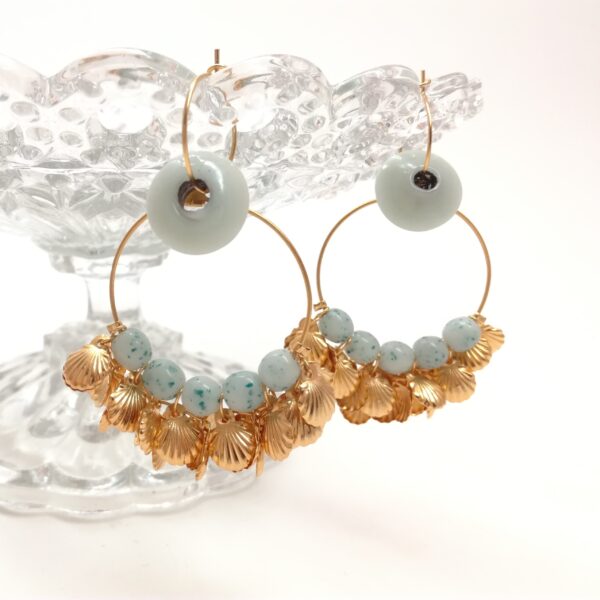 Boucles d'oreilles composées de perles de verre en forme de disque des années 1970 de fabrication indienne  de perles de verre rondes de 5mm de diamètre et d'une mutltitude de coquillages dorés à l'or fin.