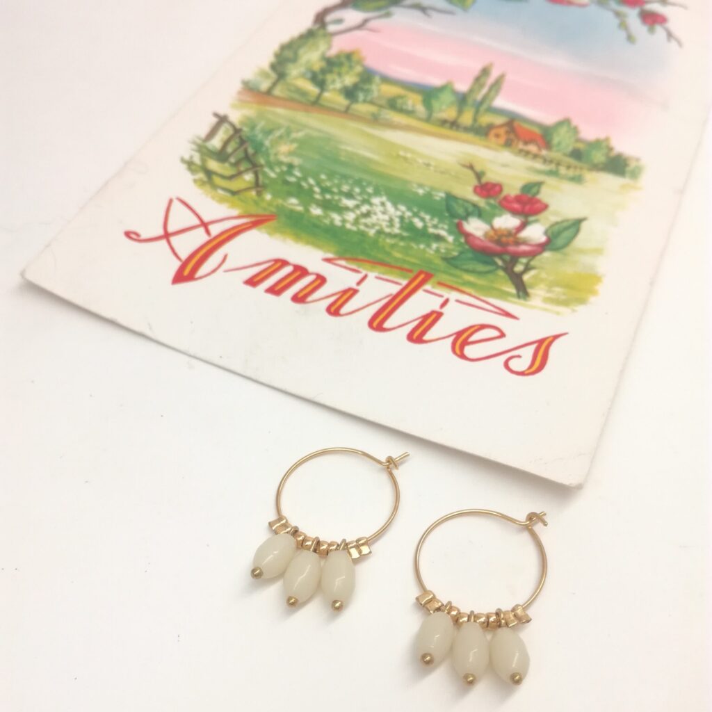 Créoles en laiton doré à l'or fin de diamètre 16mm composé d'anciennes perles de chapelets crèmes en verre.