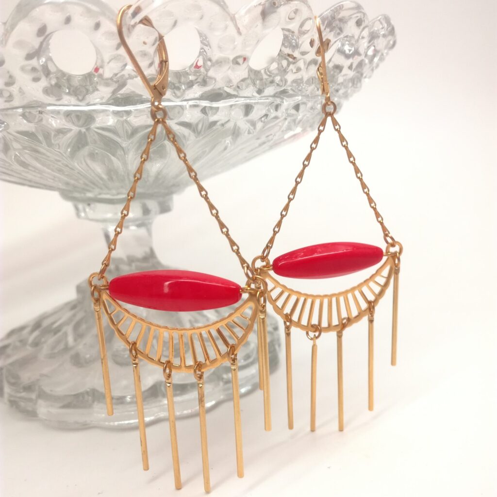 Dormeuses style Art déco avec perle de verre corail/rouge. Tous les éléments métalliques sont en laiton doré à l'or fin.