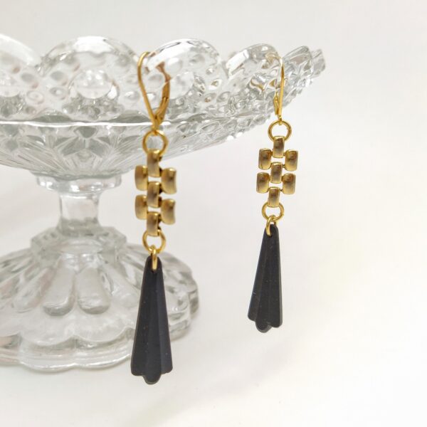 Dormeuses en laiton doré à l'or fin composée d'antiques perles de verre mat noires réalisées durant la période Art Déco montées sur une chaîne de collier typique des années 1980.