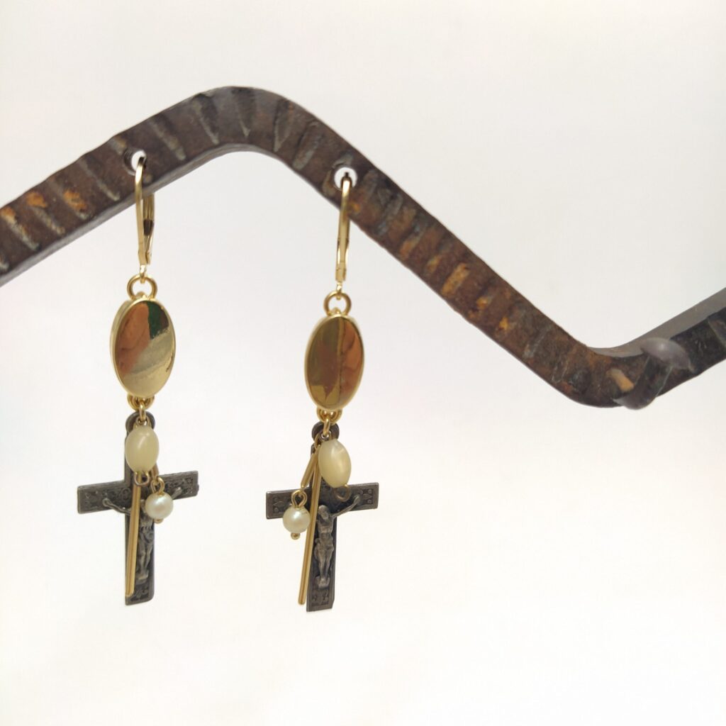 Dormeuses en laiton doré à l'or fin  éléments de bracelet des années 2000  perles vintage dont certaines proviennent de chapelet et croix de chapelets anciens.