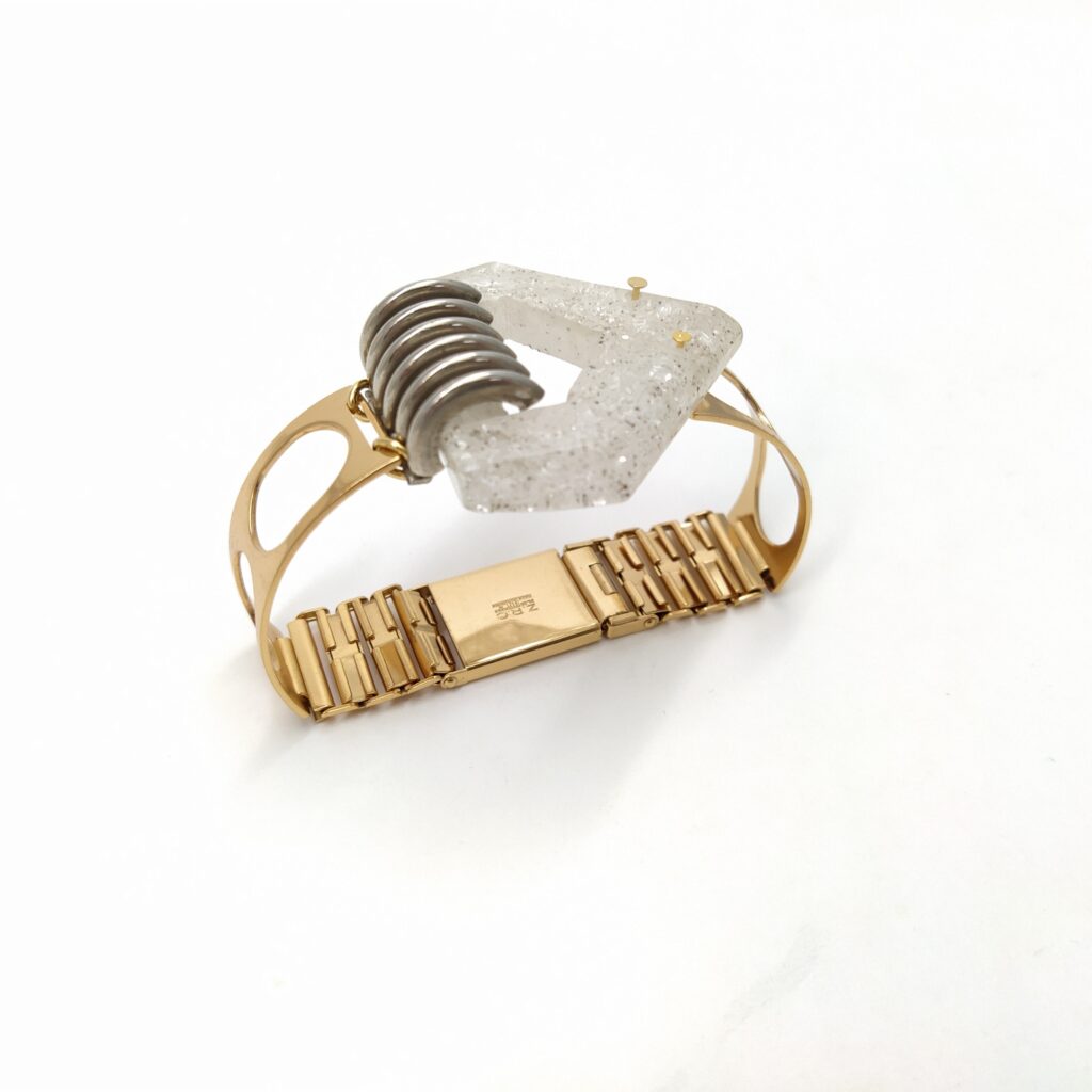 Bracelet montre plaqué or élastique au niveau de l'accroche et boucle de ceinture Art Déco.