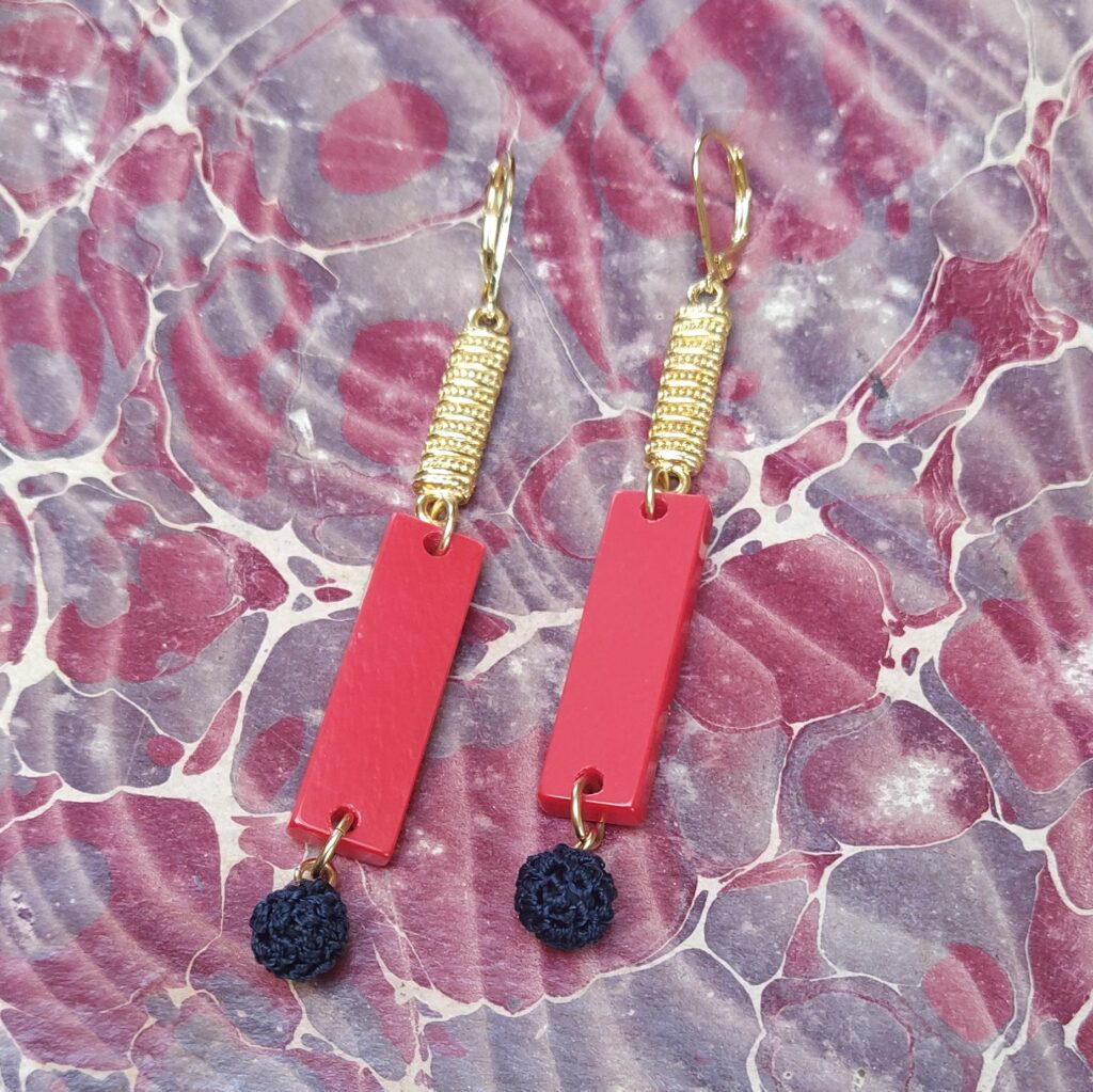 Dormeuses en laiton doré à l'or fin composées de pièces métalliques dorées des années 1980  de barettes en acétate vintages rouges et de perles textiles bleues.