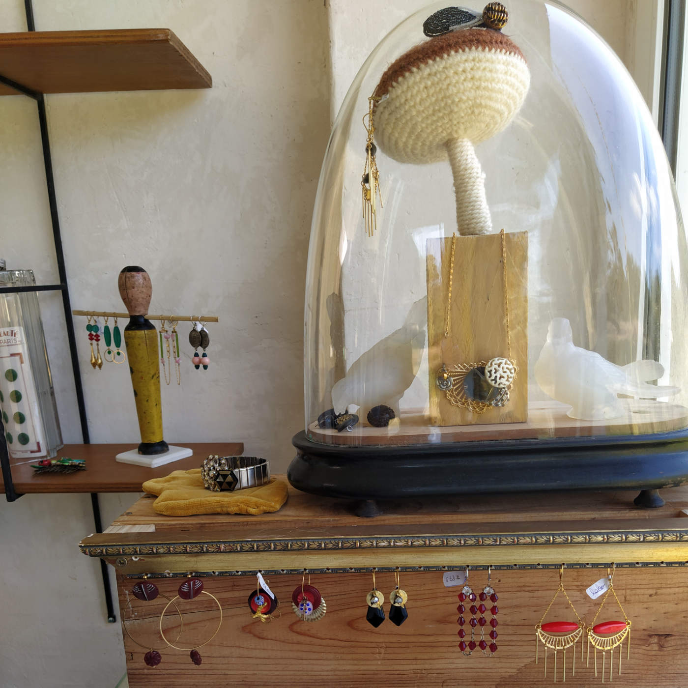 Laborantique atelier de bijoux fantaisie à Échourgnac en Dordogne
